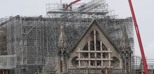 Dělníci odstraňují z katedrály Notre-Dame lešení.