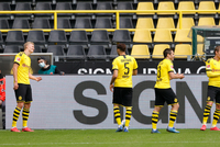 Hráči Dortmundu se radují z gólu ostrostřelce Haalanda.
