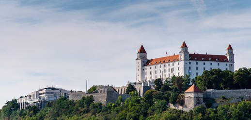 Slovenský hrad a parlament.