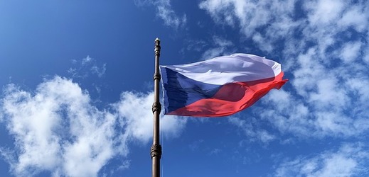 Vlajka České republiky, jež se shoduje i s podobou československé vlajky, jak ji navrhl Kursa. 