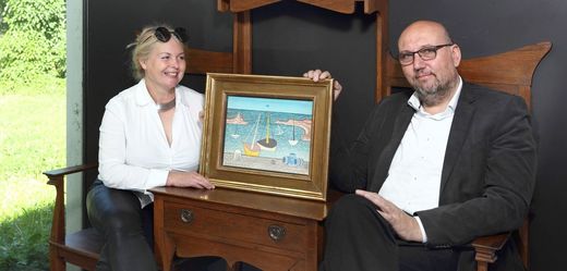 Marie a Tomáš Hejtmánkovi, majitelé aukční síně Arthouse Hejtmánek, s obrazem Loďky v přístavu Jana Zrzavého.