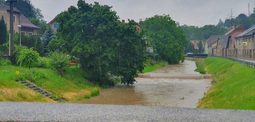 Řeka Kněžna při čtvrteční bouřce.