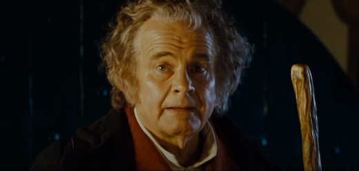 Ian Holm jako Bilbo Pytlík.