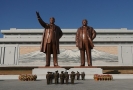 Velký památník Mansudae se sochami zesnulých severokorejských vůdců Kim Ir-sena a Kim Čong-ila.
