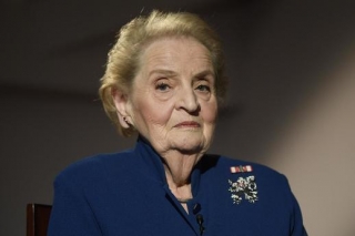 Madeleine Albrightová je jednou ze známých osobností, jež nosí brož od ALO diamonds.