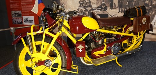 Motocykl vystavovaný v libereckém muzeu.