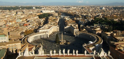 Svatopetrské náměstí ve Vatikánu a Řím.