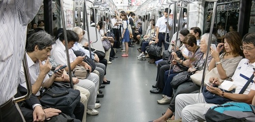 V tokijském metru budou kvůli koronaviru používat stříbro.