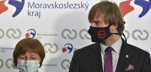 Hlavní hygienička Jarmila Rážová a ministr zdravotnictví Adam Vojtěch.