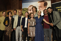 Herci a tvůrci pózují 24. června 2020 v Praze pro fotografy před premiérou filmu Martina Koppa 3Bobule. Hlavní role v něm hrají Kryštof Hádek (zcela vlevo) a Tereza Ramba (třetí zprava).