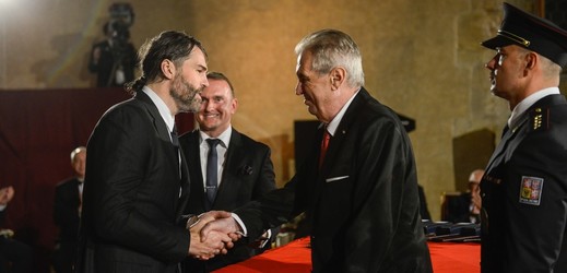 Prezident Miloš Zeman s jaromírem Jágrem při loňském předávání ocenění.