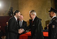 Prezident Miloš Zeman s jaromírem Jágrem při loňském předávání ocenění.
