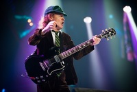 Angus Young na koncertě AC/DC.
