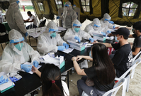Testování na koronavirus na Filipínách.