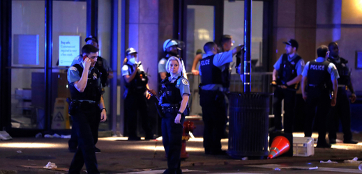 Policie v Chicagu se střetla s rabujícími davy.