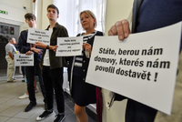 Členové bytového družstva Svatopluk s transparenty na chodbě Okresního soudu Praha-západ, kde začal 4. srpna 2020 soud mezi bytovým družstvem Svatopluk a konkurzním správcem zkrachovalého H-Systemu Josefem Monsportem. 
