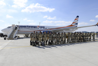 Členové speciálního týmu hasičů USAR cvičeného na vyprošťování lidí zavalených v troskách nastupují do letadla 5. srpna 2020 na Letišti Václava Havla v Praze, odkud odletěli do Bejrútu. 