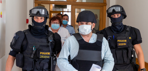 Policisté přivádějí 11. srpna 2020 k jednání u okresního soudu v Karviné muže (uprostřed), kterého policie obvinila z vraždy a obecného ohrožení v souvislosti s požárem panelového domu v Bohumíně. 