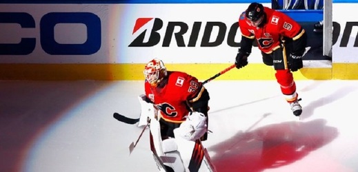 Hokejisté Calgary Flames naskakují na led.