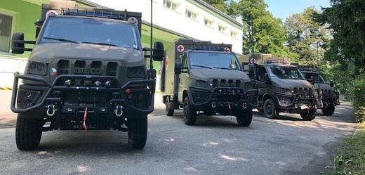 Čtveřice nových sanitních vozů pro armádu.