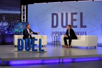 Moderátor pořadu Jaromír Soukup s hostem Romanem Šmuclerem.