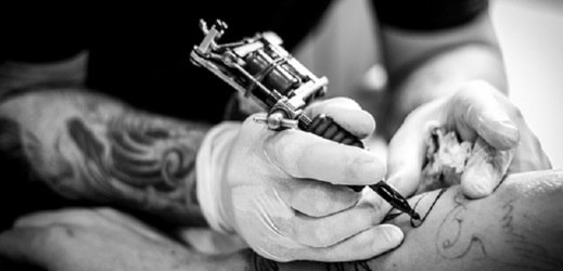 Zájem o tetování v Brně roste, chodí lidé různého věku i profese.