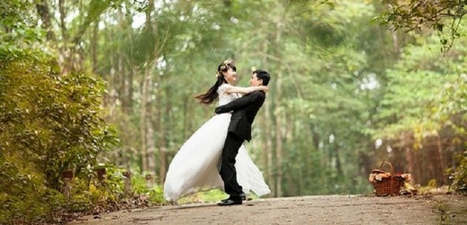 V Česku na jaře výrazně ubylo svateb i rozvodů.