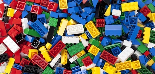 Lego po výzvách dětí nahradí plastové obaly papírovými taškami.