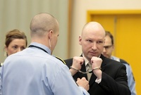 Terorista Breivik žaluje stát a žádá o podmínečné propuštění.