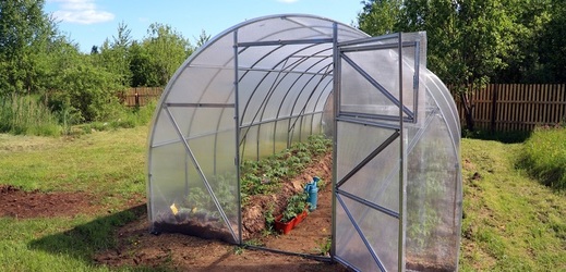 Mít na zahradě skleník je obrovská výhoda.