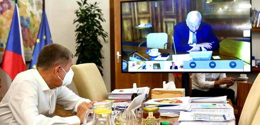 Premiér Andrej Babiš ve videohovoru s ministrem zdravotnictví Romanem Prymulou.