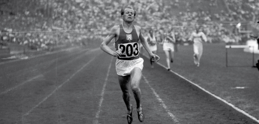 Emil Zátopek si běží pro vítězství.