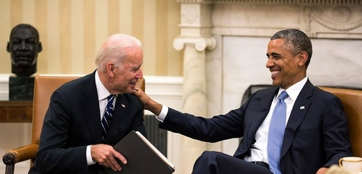 Bývalý prezident USA Obama v diskuzi s nastupující hlavou státu Bidenem.