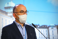 Ministr zdravotnictví Jan Blatný (za ANO).