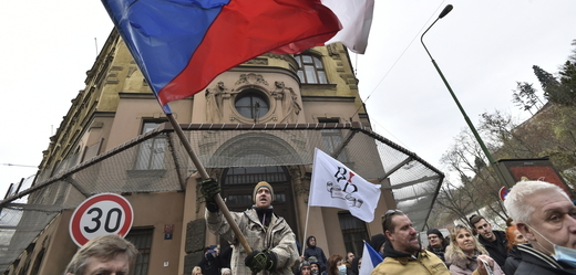 Desítky podnikatelů v Praze protestovaly proti vládním opatřením.