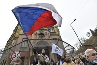Desítky podnikatelů v Praze protestovaly proti vládním opatřením.