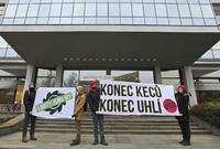 Aktivisté hnutí Greenpeace protestují před budovou ministerstva. 