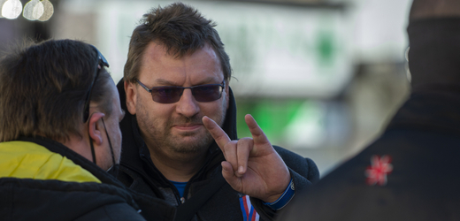 Demonstrační gesto poslance Lubomíra Volného (nezařazený).