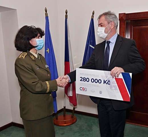 Brigádní generál Lenka Šmerdová přebírá šek od předsedy představenstva CSG Aerospace.
