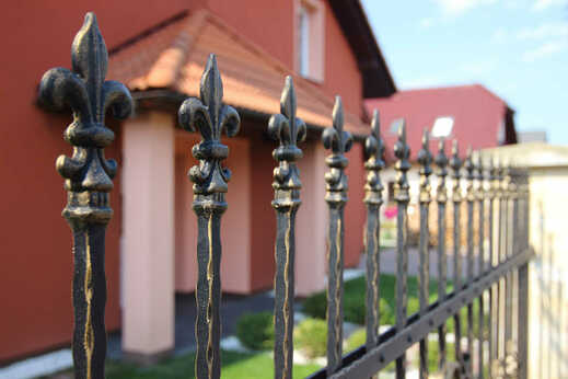 Kovaný plot je designová perla.