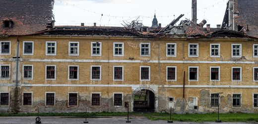 Největší kasárenský objekt v Terezíně je dlouhodobě v dezolátním stavu, propadlina v části střechy poničené při vichřici v roce 2017 se nyní dál rozšířila.
