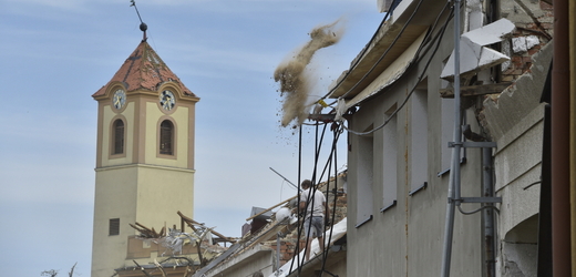 Lidé odklízejí 25. června 2021 následky silné bouře, která se předchozího dne přehnala Moravskou Novou Vsí na Břeclavsku. 