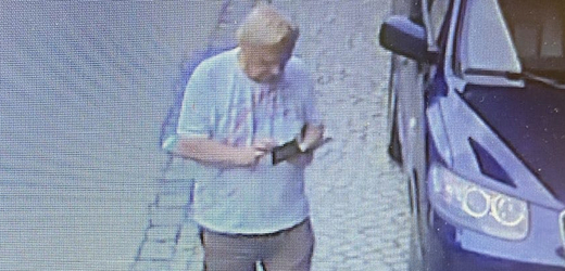 Policie hledá 66letého muže podezřelého z útoku na ženu ve středních Čechách leptavou látkou. Při pátrání po něm policistu zranil v jeho bytě výbuch. 
