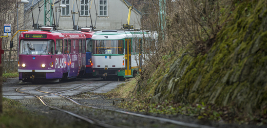 Tramvajová trať z Liberce do Jablonce ve Vratislavicích nad Nisou na snímku z 21. prosince 2020. Jde o část zhruba pět kilometrů dlouhého úseku, jehož rekonstrukce začne v příštím roce. Práce by měly začít o prázdninách a potrvají dva roky.
