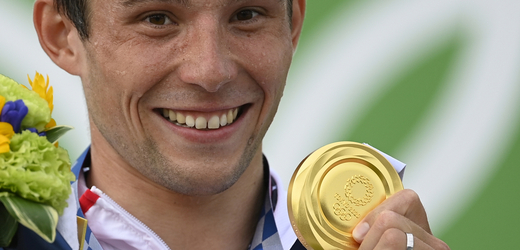 Jiří Prskavec se raduje ze zlaté olympijské medaile v Tokiu.