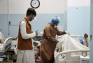 Při explozích u letiště v Kábulu zemřelo přinejmenším 72 Afghánců.
