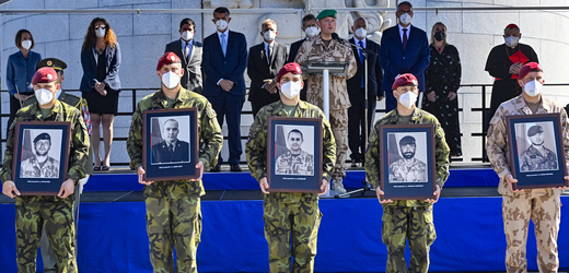 Vzpomínkou na padlé vojáky a slavnostním nástupem na pražském Vítkově česká armáda ukončila 3. září 2021 své dvacetileté působení v Afghánistánu. Na snímku vojáci drží fotografie svých padlých kolegů.