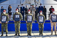 Vzpomínkou na padlé vojáky a slavnostním nástupem na pražském Vítkově česká armáda ukončila 3. září 2021 své dvacetileté působení v Afghánistánu. Na snímku vojáci drží fotografie svých padlých kolegů.