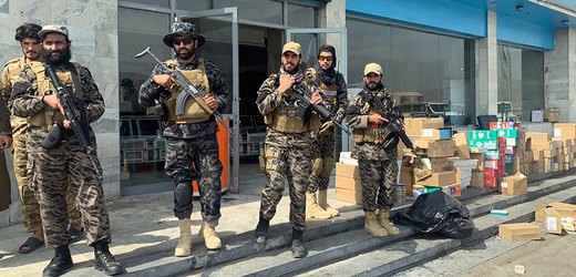 Vojáci islamistického hnutí Tálibán.