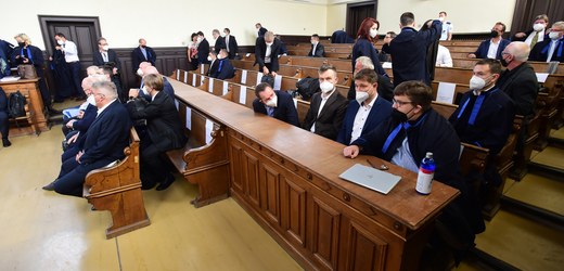 Olomoucký krajský soud otevřel 21. září 2021 rozsáhlou kauzu údajně zmanipulovaných 13 veřejných zakázek na informační systémy se škodou zhruba čtvrt miliardy korun. V případu, který se odkrýval několik let, čelí obžalobě 24 lidí a dvě právnické osoby. Z kapacitních důvodů se přelíčení uskutečnilo v největší jednací síni okresního soudu. Na snímku sedí část obžalovaných na lavici vlevo, další jsou usazeni se svými obhájci na místech pro veřejnost.